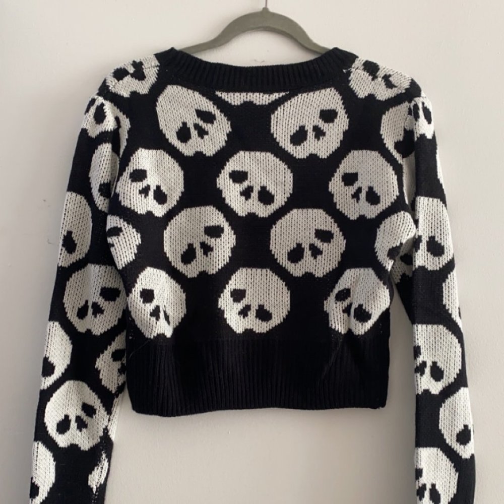 skull cropped sweater
